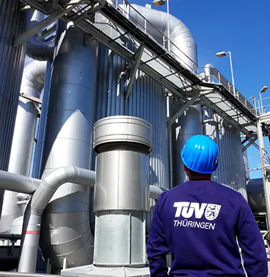TÜV Thüringen Sachverständiger inspiziert eine Industrieanlage