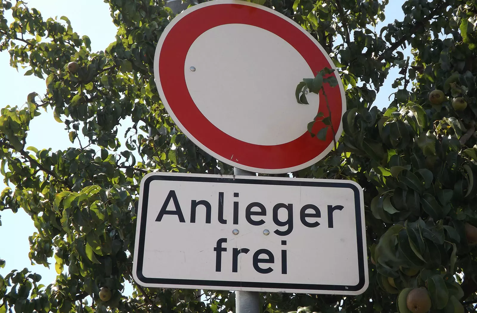 Durchfahrt verboten! Zusatzschild regelt Ausnahme für Anlieger und Besucher