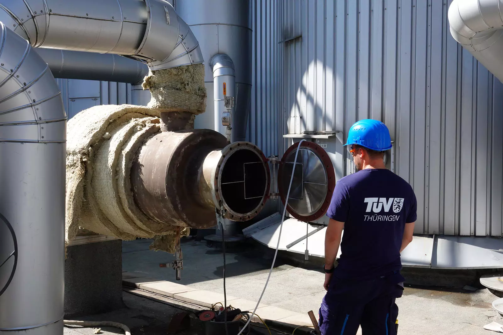 TÜV Thüringen Sachverständige bei einer Anlagenprüfung