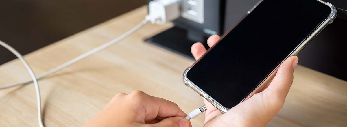 Smartphone wird ans Ladegerät angeschlossen