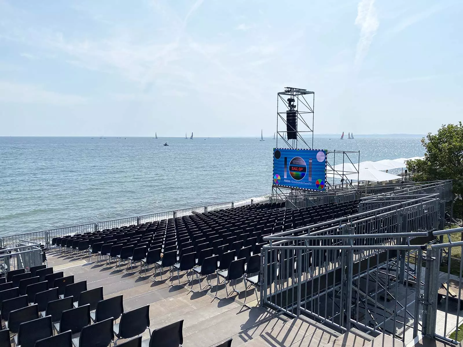 Zuschauertribüne beim SailGP