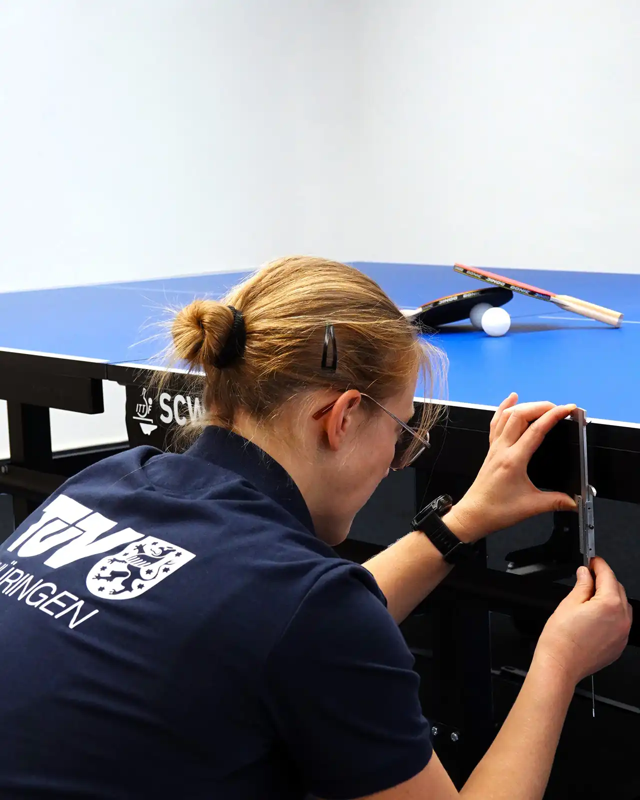 TÜV Thüringen Sachverständige prüft die Stärke der Tischtennisplatte