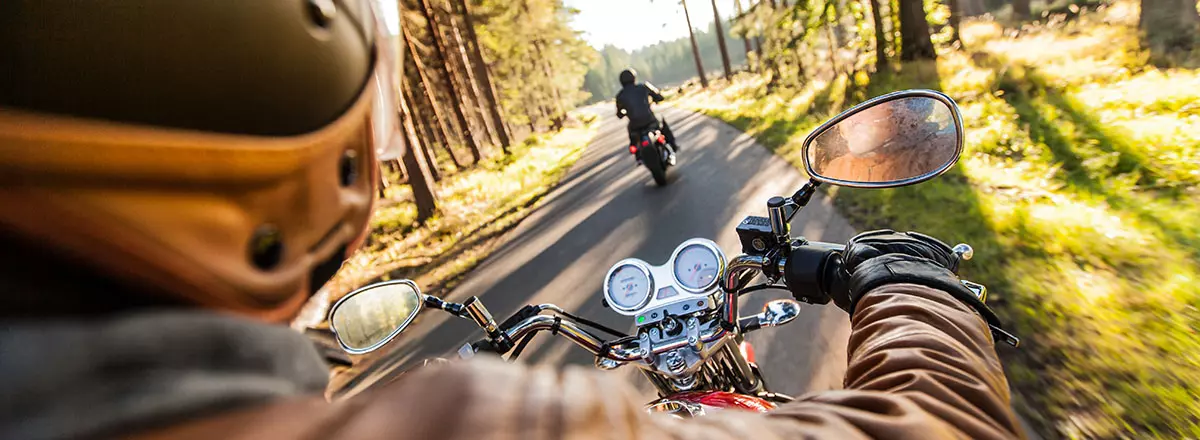 Erhöhtes Unfall-Risiko im Herbst: Sonniges Herbstwetter ist für Motorradfahrer oft trügerisch