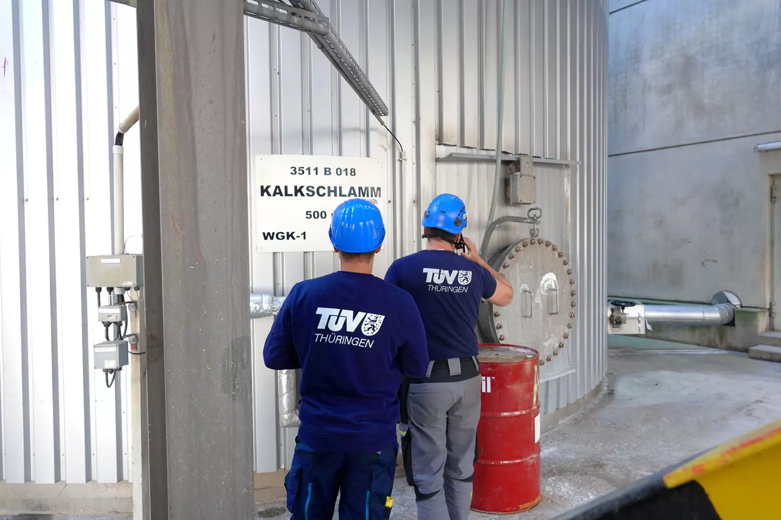 TÜV Thüringen Sachverständige bei einer Anlagenprüfung