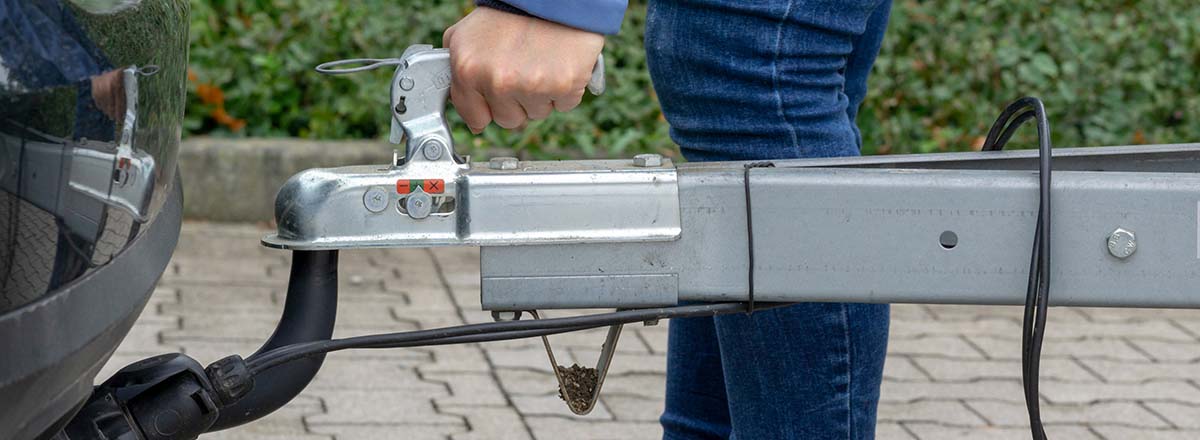 Sicherer Betrieb von Anhänger & Co.: Anhänger und Wohnwagen richtig ankuppeln