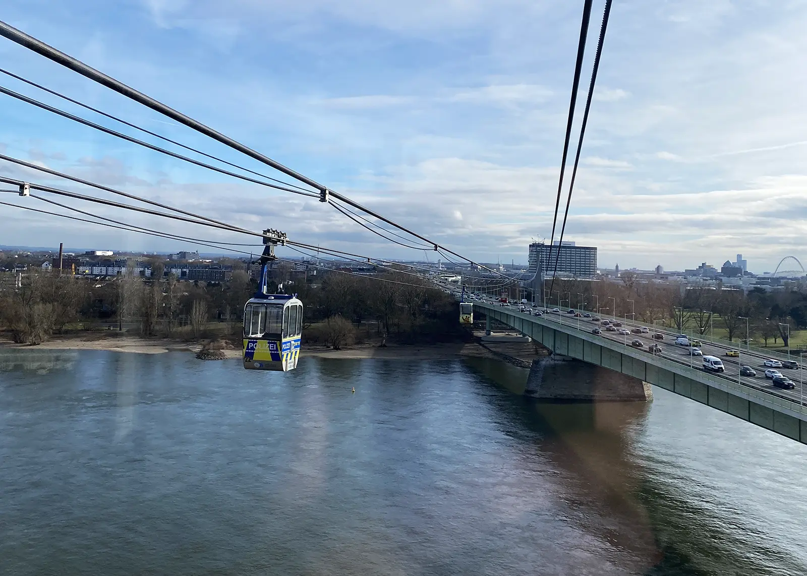 Blick aus der Kölner Seilbahn auf die Stadtautobahn