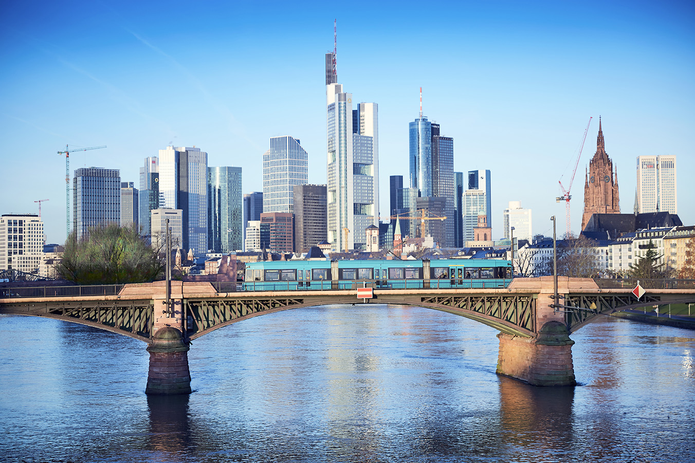 TÜV Thüringen und Verkehrsgesellschaft Frankfurt am Main: 15 Jahre Zusammenarbeit im Dienst der Sicherheit