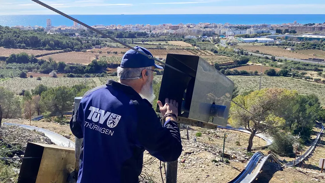 Experten des TÜV Thüringen prüfen Sommerrodelbahn im spanischen Calafell