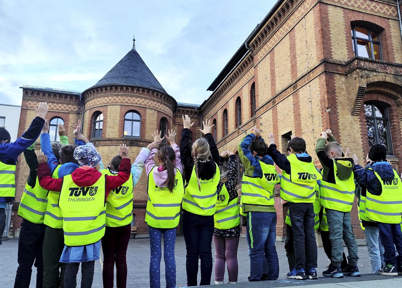 Mehr Sichtbarkeit im Herbst:  TÜV Thüringen stattet weitere Grundschulen mit Warnwesten aus