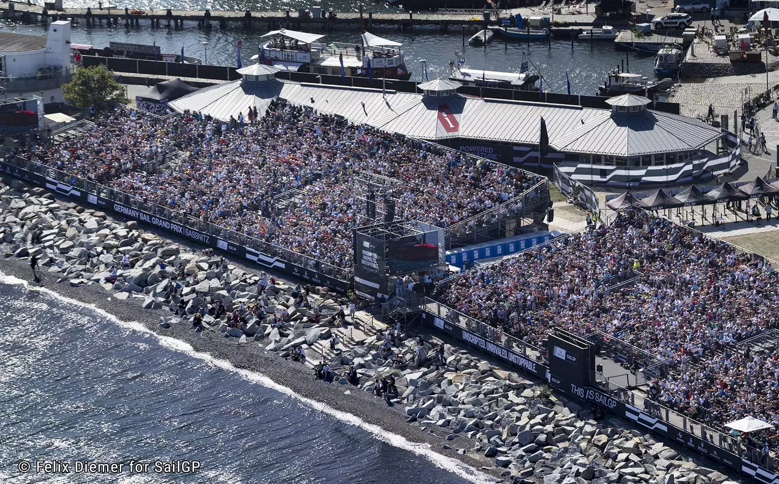 Zuschauertribüne beim SailGP in Sassnitz