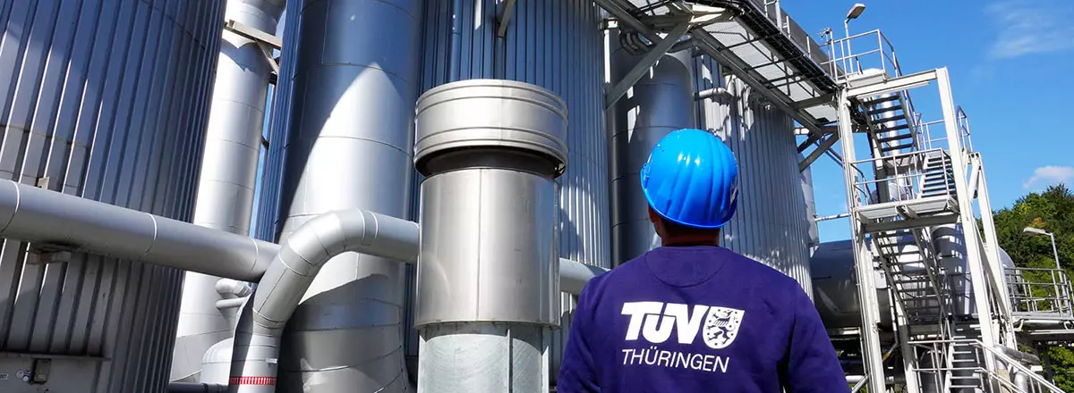 TÜV Thüringen Sachverständige bei einer Anlagenprüfung