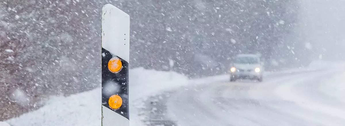 Hohes Unfallrisiko durch Blitzeis und Glätte: Mit Vorsicht und Zurückhaltung kommen Autofahrer auch im Winter sicher ans Ziel