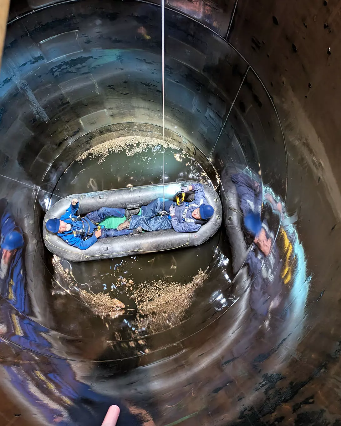 Innere Prüfung eines Großdruckbehälters mit einem Schlauchboot