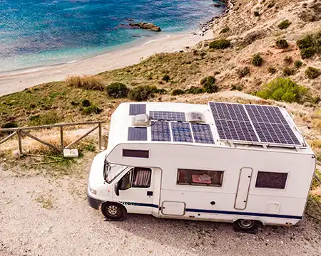 Wohnmobil mit Solarpanelen auf dem Dach