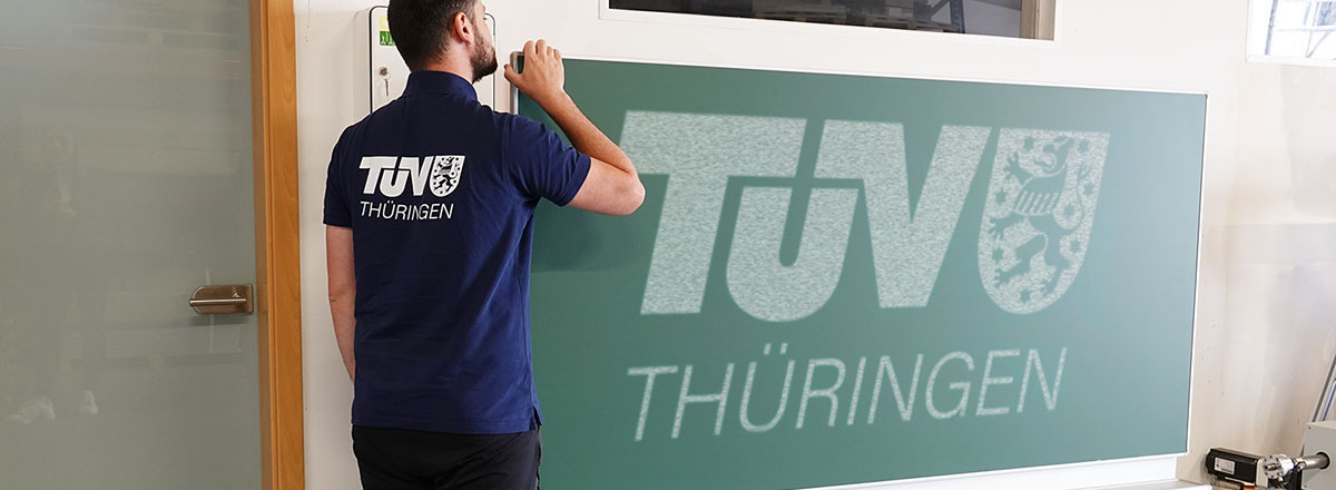 Sichere Schulausstattung: TÜV Thüringen prüft Schultafeln und Whiteboards im Dauertest