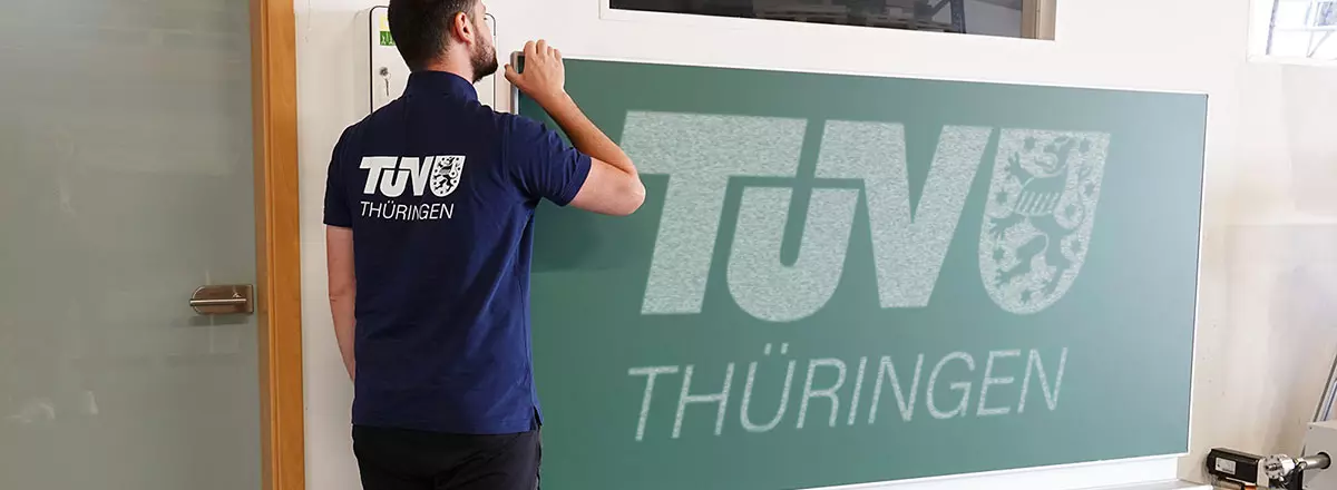 Sichere Schulausstattung: TÜV Thüringen prüft Schultafeln und Whiteboards im Dauertest