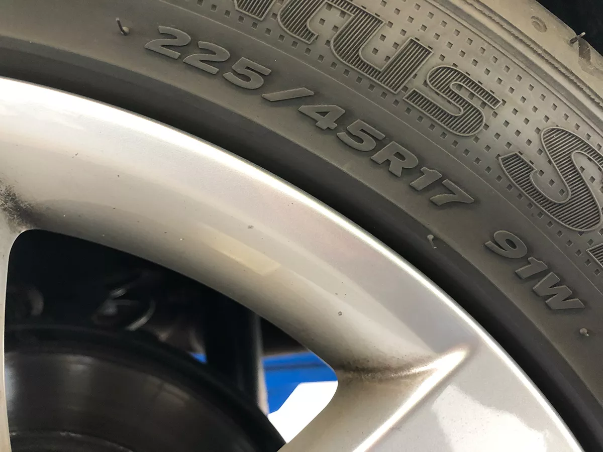 Reifendimension an einer Reifenflanke 225/45R17