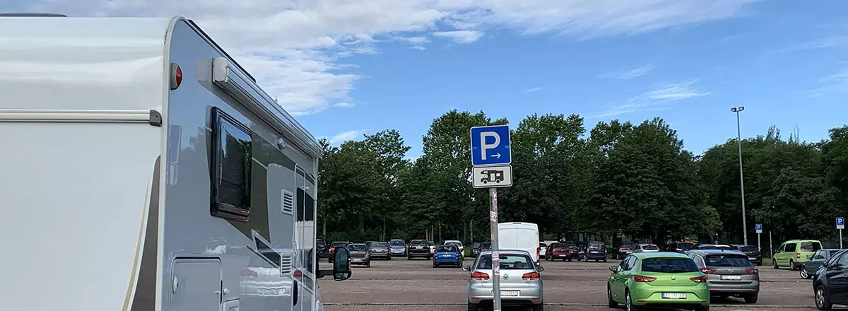 Wohnmobil auf einem Wohnmobilparkplatz