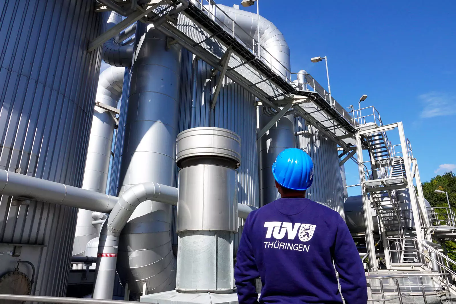 TÜV Thüringen Sachverständige bei einer Anlagenprüfung