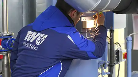 TÜV Thüringen Sachverständiger prüft eine Anlagensteuerung