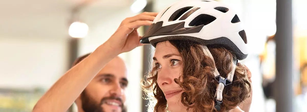 Sicherheit auf dem Fahrrad: Worauf es beim Helmkauf ankommt Beim Kauf eines Fahrradhelms ist auf korrekten Sitz achten