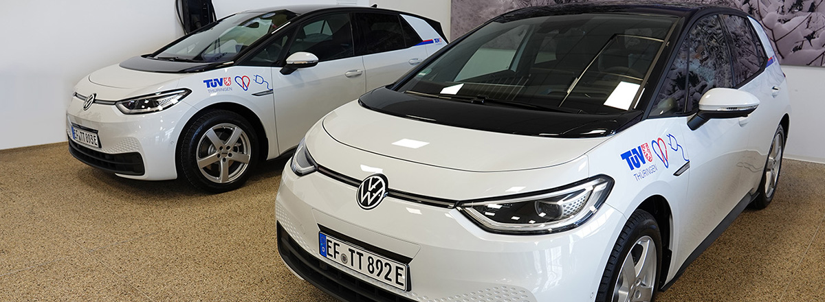 Pilotprojekt nimmt Fahrt auf: Erste Elektroautos ergänzen Dienstwagen-Flotte des TÜV Thüringen