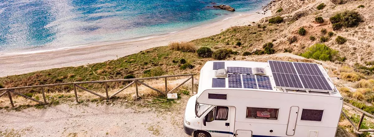 Wohnmobil mit Solarpanelen auf dem Dach