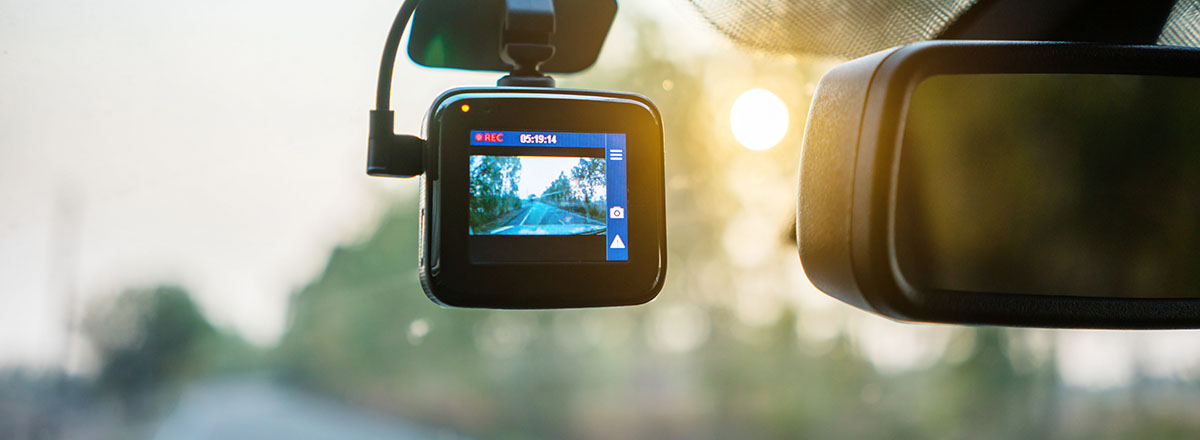 Dashcam an einer Autoscheibe