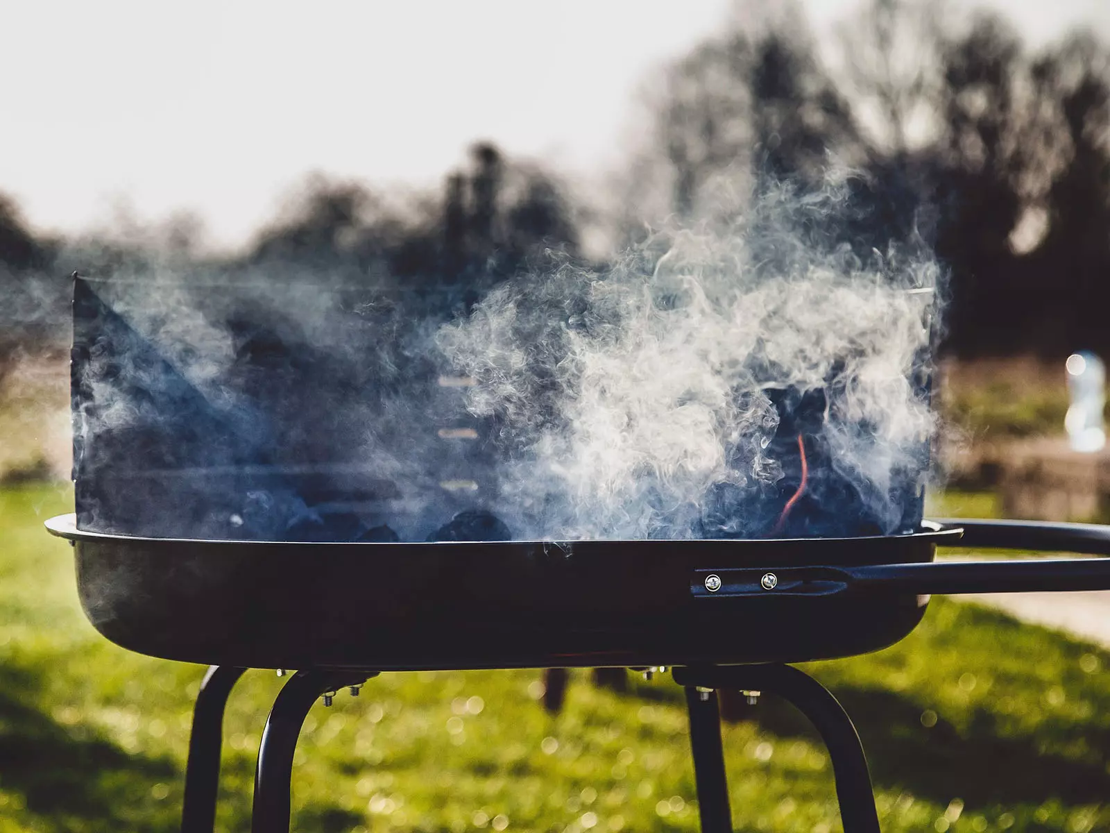 Hitzewelle trifft Funkenflug: Grillen mit Holzkohle als unterschätzte Gefahr bei Trockenheit und Hitze