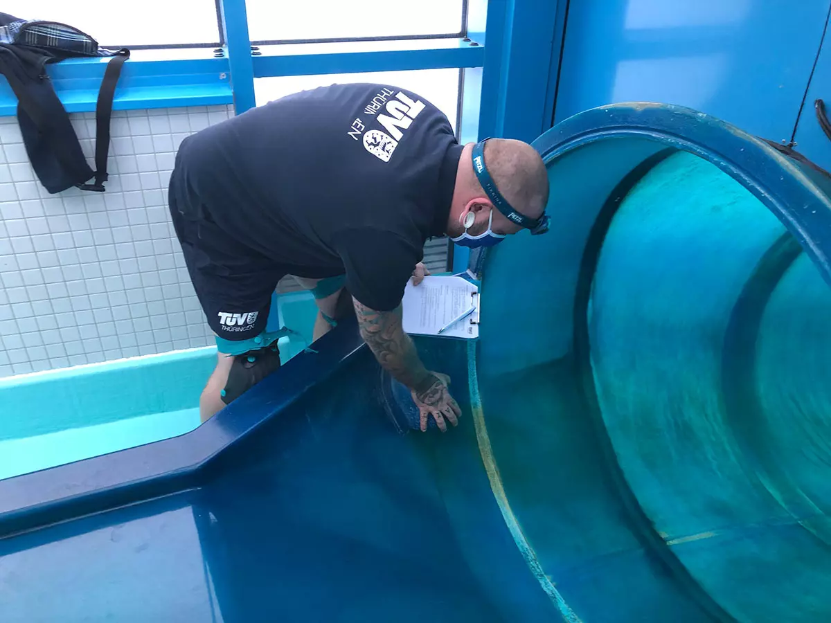 Über 100 Meter sicheres Rutschvergnügen: TÜV Thüringen prüft Wasserrutsche im H2Oberhof
