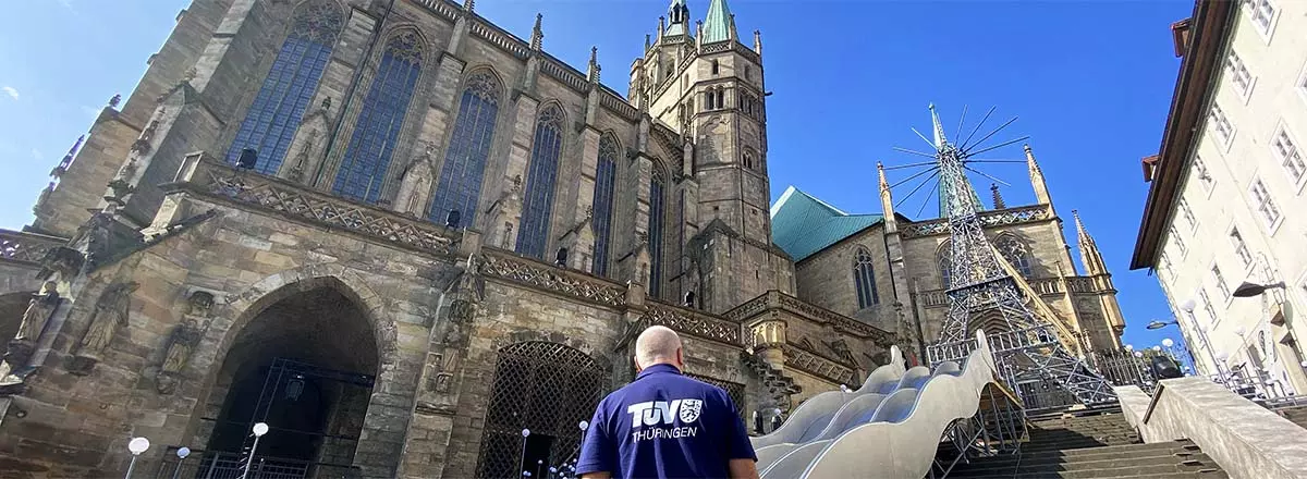 TÜV Thüringen Sachverständiger prüft eine Rutsche auf den Erfurter Domstufen