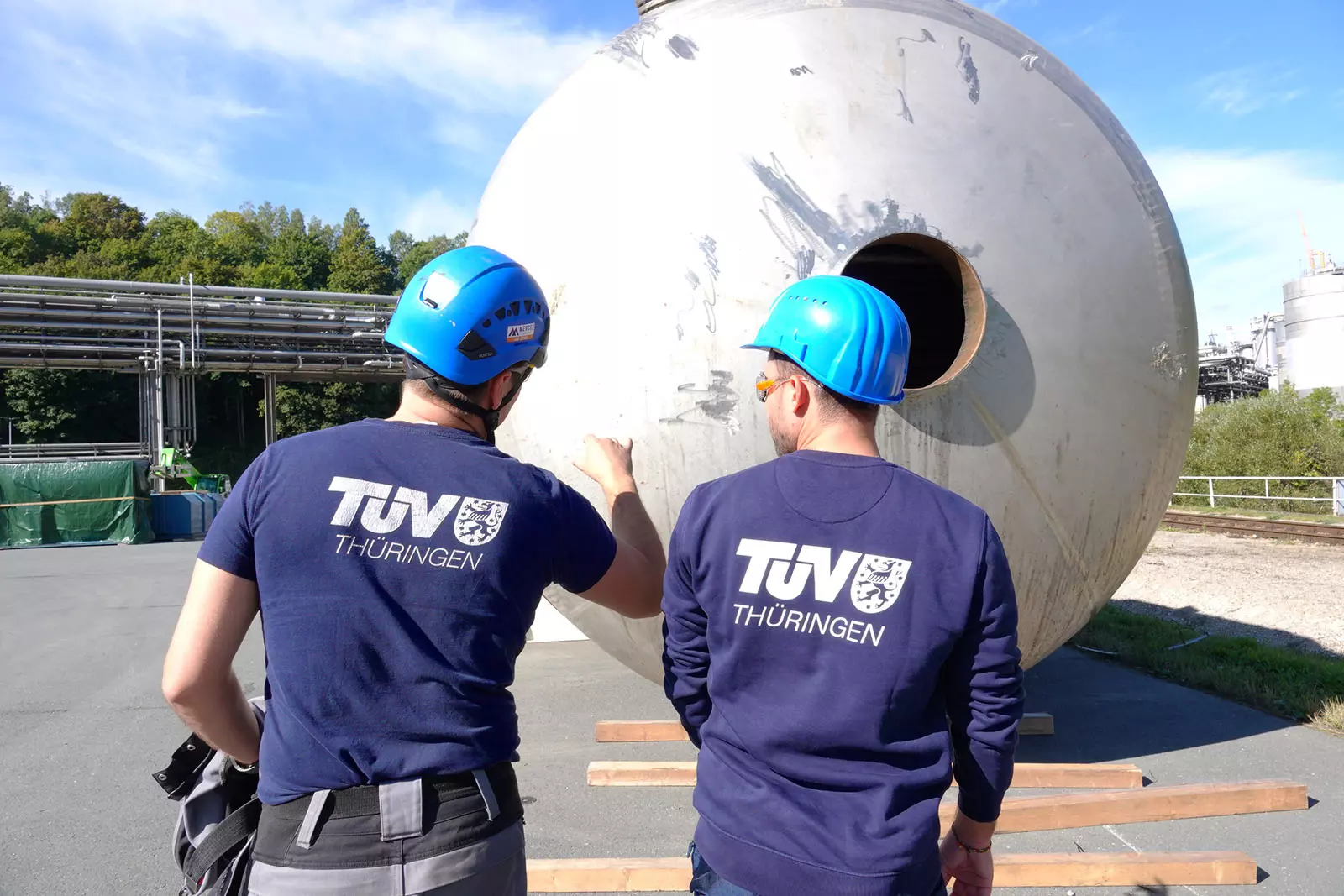 TÜV Thüringen Sachverständige bei einer Anlagenprüfung