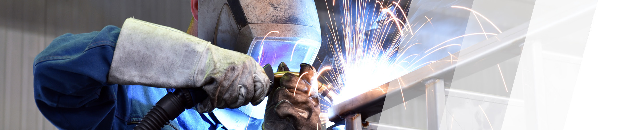 Schweißen Schweißer schweißt ein Metallgeländer