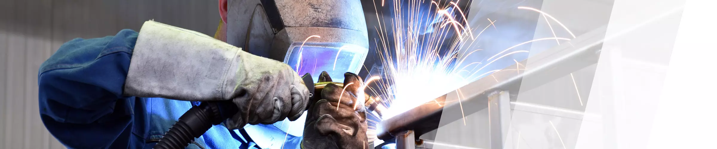 Schweißen Schweißer schweißt ein Metallgeländer