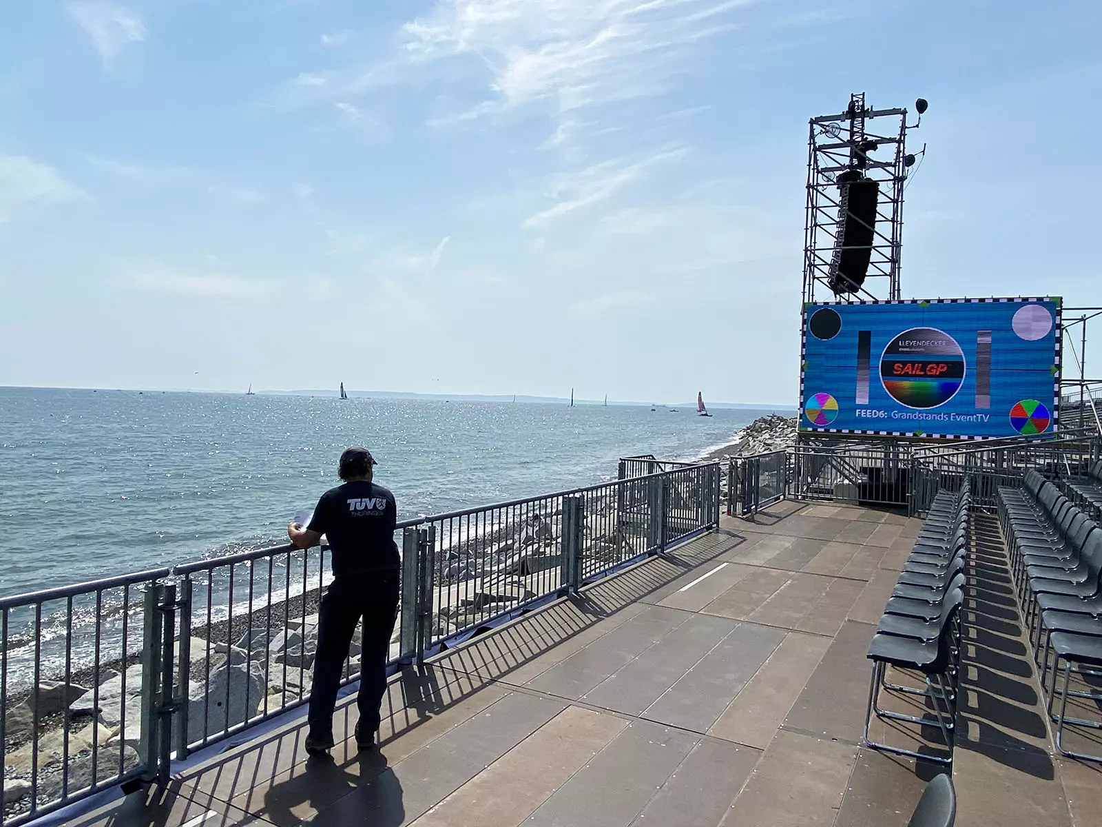 TÜV Thüringen Sachverständiger bei der Gebrauchsabnahme der Zuschauertribüne