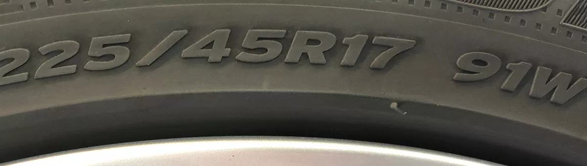 Reifendimension an einer Reifenflanke 225/45R17
