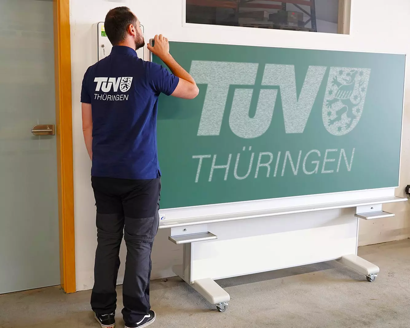 Prüfung einer Schultafel mit TÜV Thüringen Logo