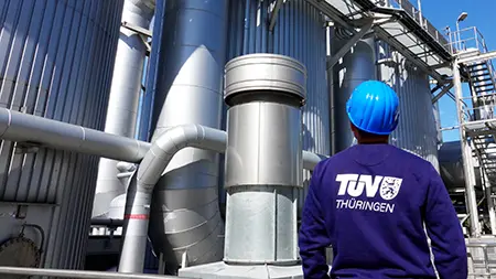 TÜV Thüringen Sachverständiger inspiziert eine Industrieanlage