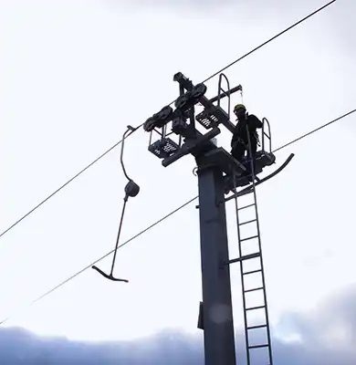 Prüfung an einem Mast einer Skiliftanlage