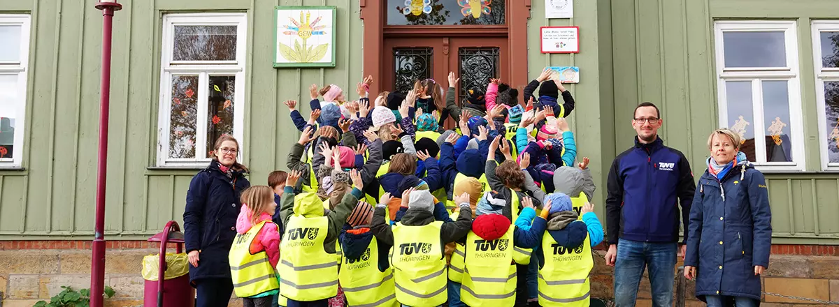 Sichtbarkeit in der dunklen Jahreszeit: TÜV Thüringen übergibt Warnwesten an Erstklässler der Grundschule Wandersleben