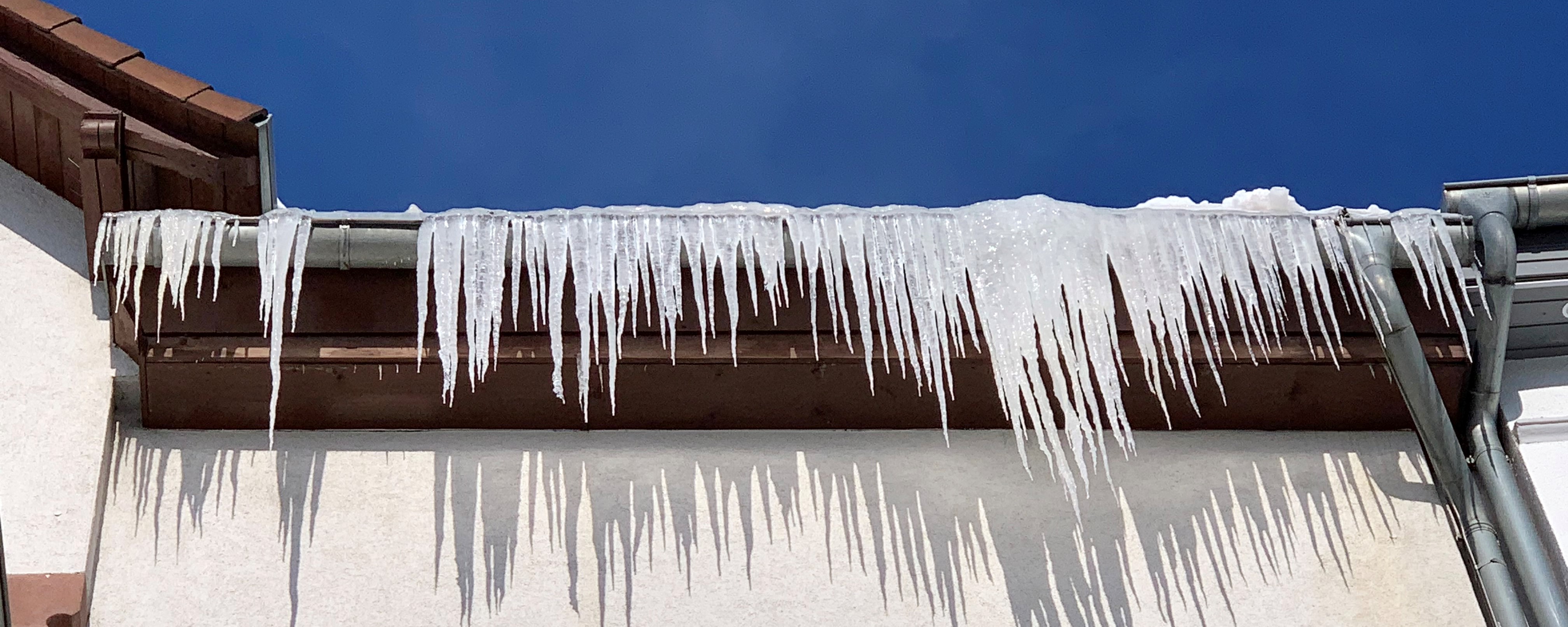 Vorsicht Dachlawinen: Eiszapfen und Schnee von Hausdächern können zu gefährlichen Geschossen werden