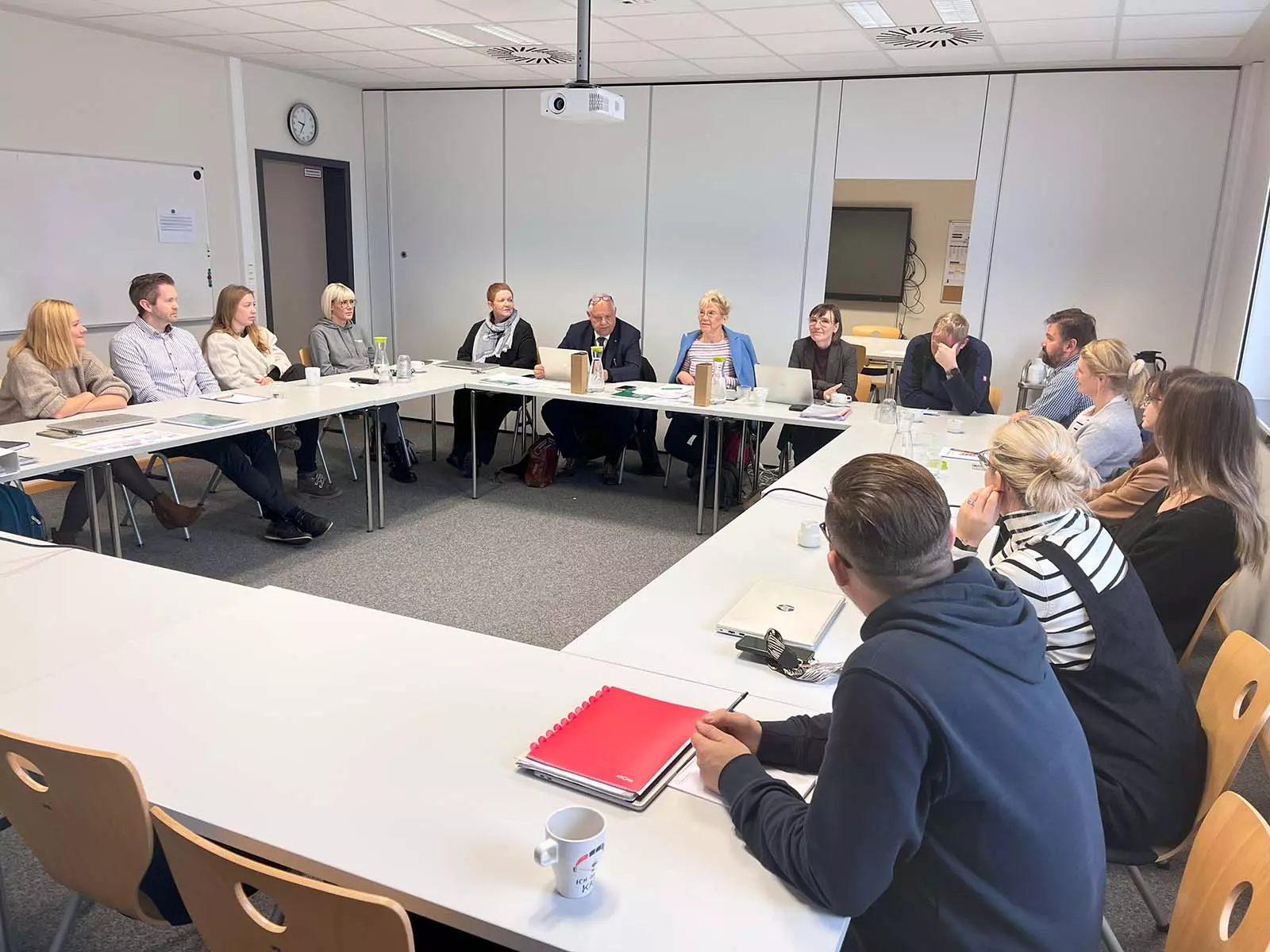 Tagungsraum mit Audit-Teilnehmern