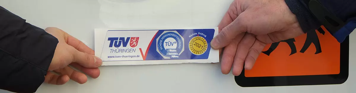 Sicherer Kranken- und Behindertentransfer: TÜV Thüringen zeichnet Beförderungskonzept des DRK Erfurt aus