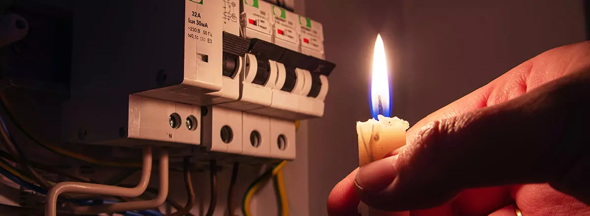 Kerze leuchtet einen Sicherungskasten aus