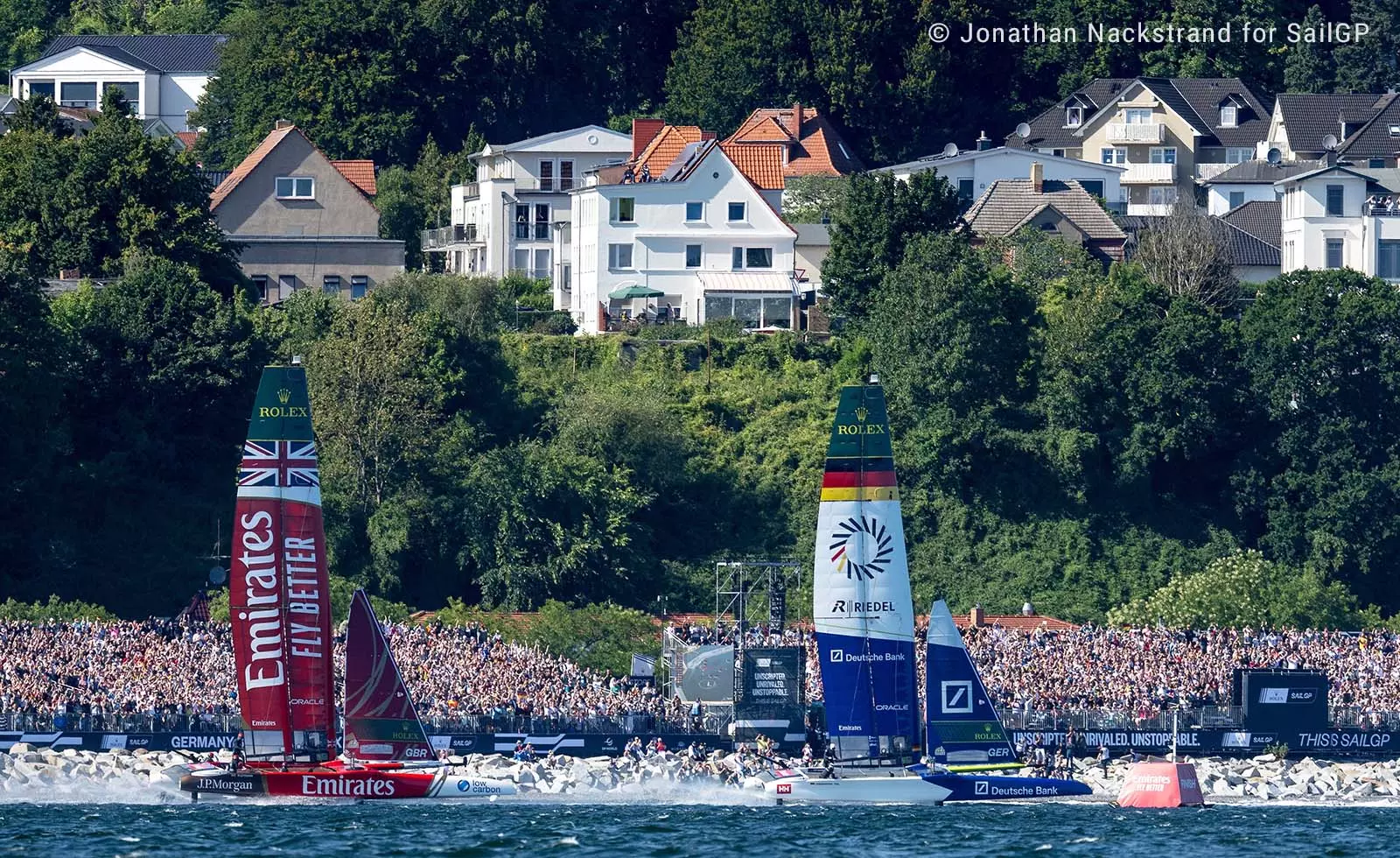 Team Deutschland segelt an Zuschauertribüne vorbei