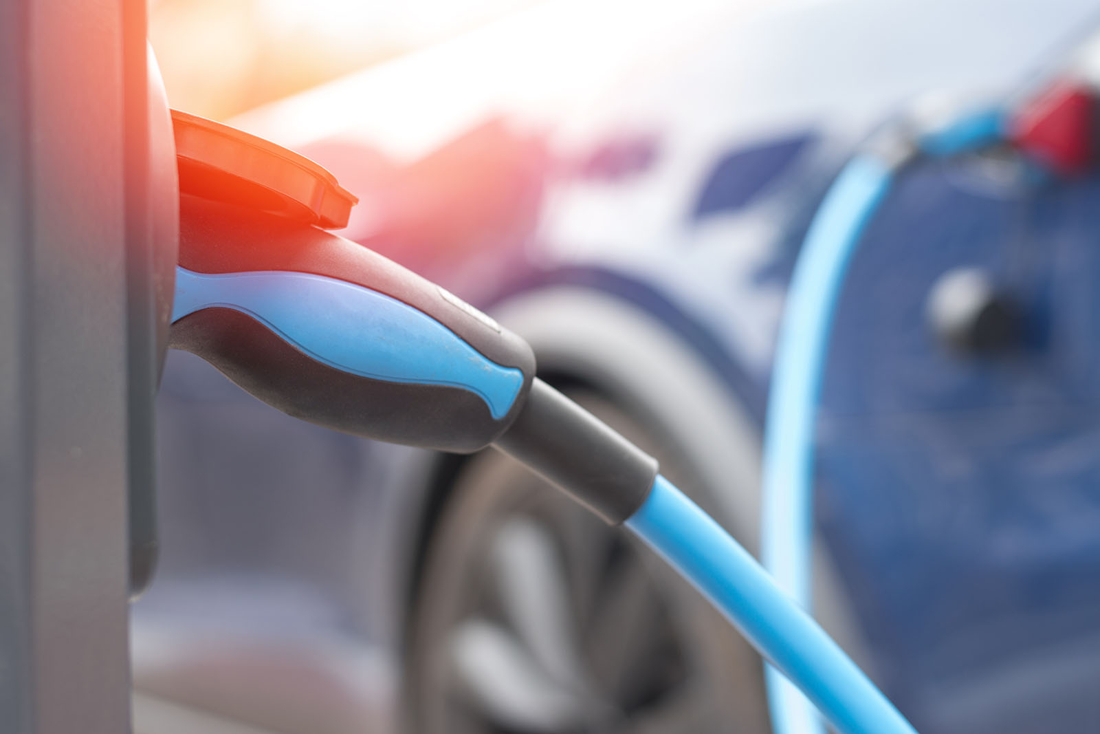 E-Mobilität: So schneiden E-Autos bei der ersten Hauptuntersuchung ab - TÜV Thüringen bietet Qualitätssiegel "Zertifizierte E-Werkstatt"