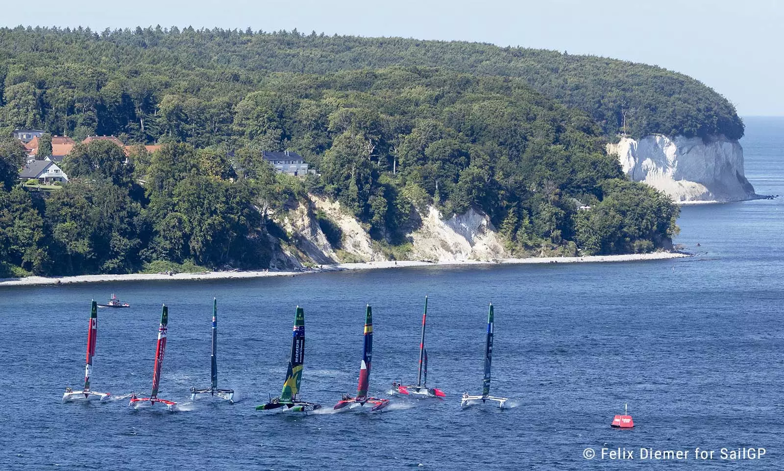 Katamarane vor den Kreidefelsen