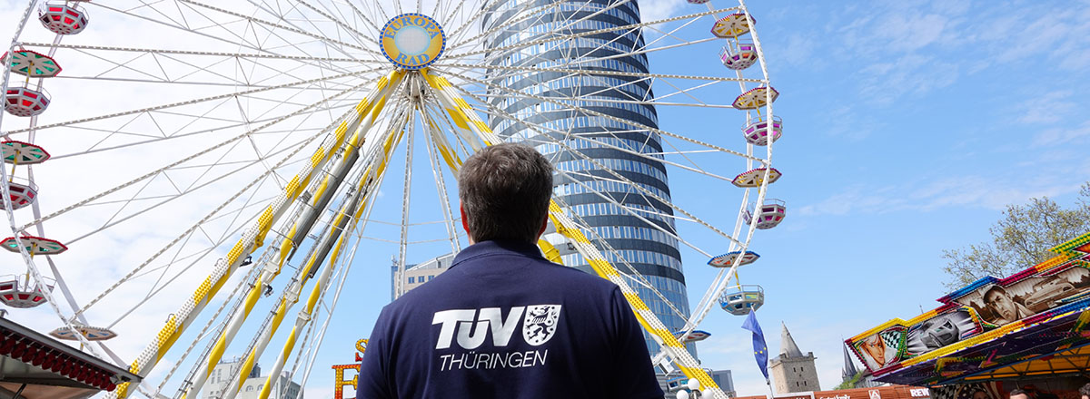 TÜV Thüringen prüft Fahrgeschäfte auf dem Jenaer Frühlingsmarkt und teilt Erfahrungen mit Bauaufsichtsbehörden